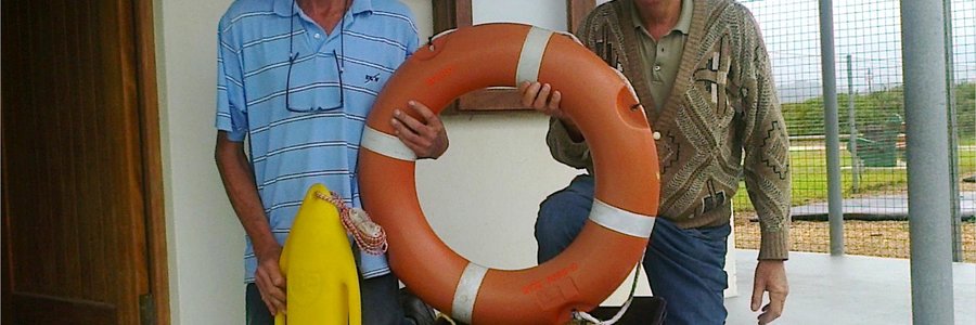 Links op die foto ontvang Hakkie van die Noodhulp die toerusting van Koos de Kock.